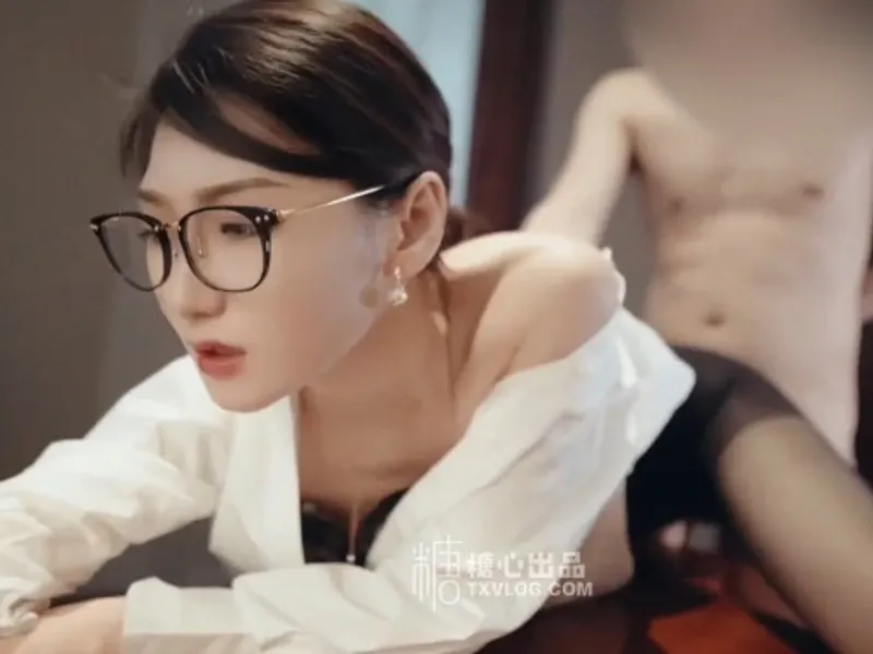 Vào phòng riêng được cấp trên nữ dâm đãng bú chuối cho