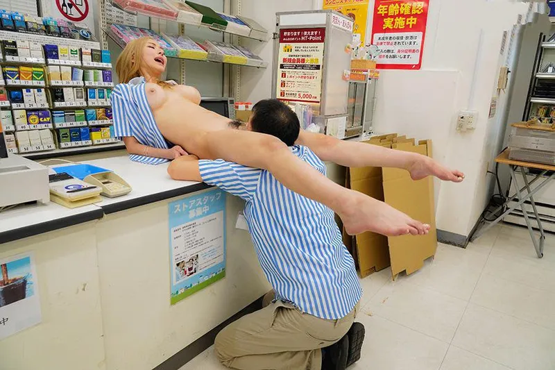 Anh cấp trên tống tình em gái nhỏ ngổ ngáo của chủ cửa hàng tiện lợi
